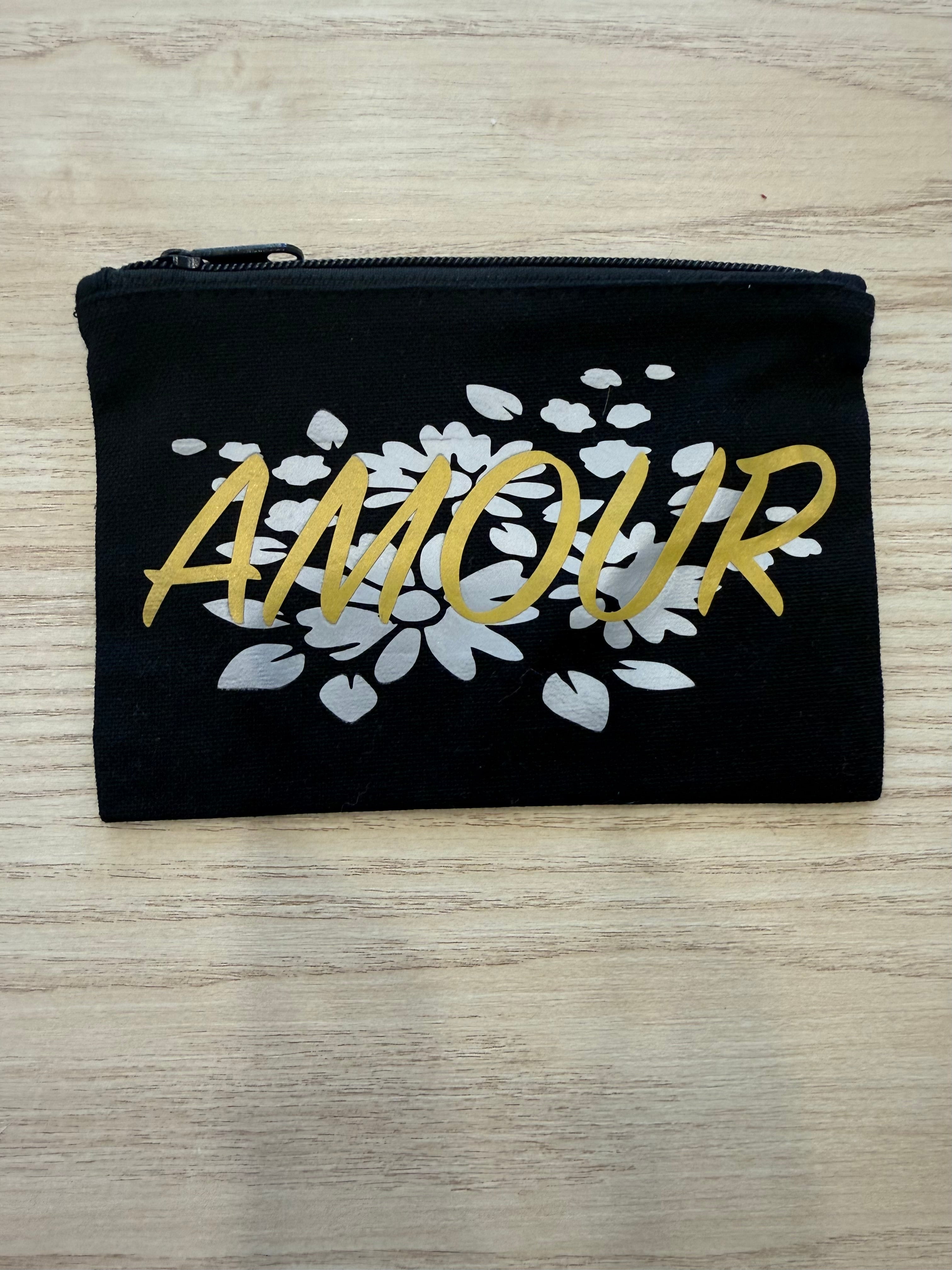 Trousse plate AMOUR – Coton noir & doublure bleue