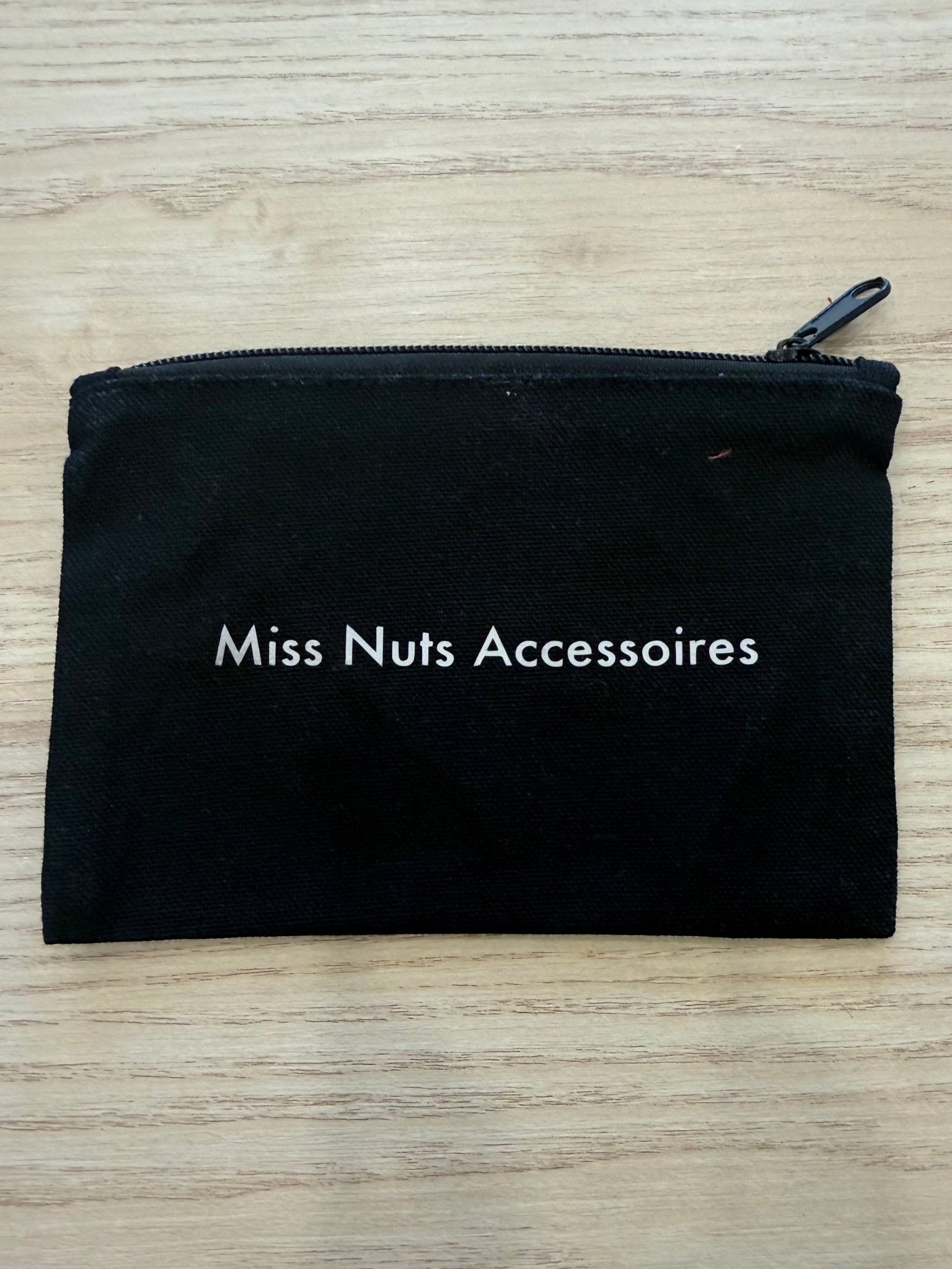 Trousse plate AMOUR – Coton noir & doublure bleue - Miss Nuts Accessoires